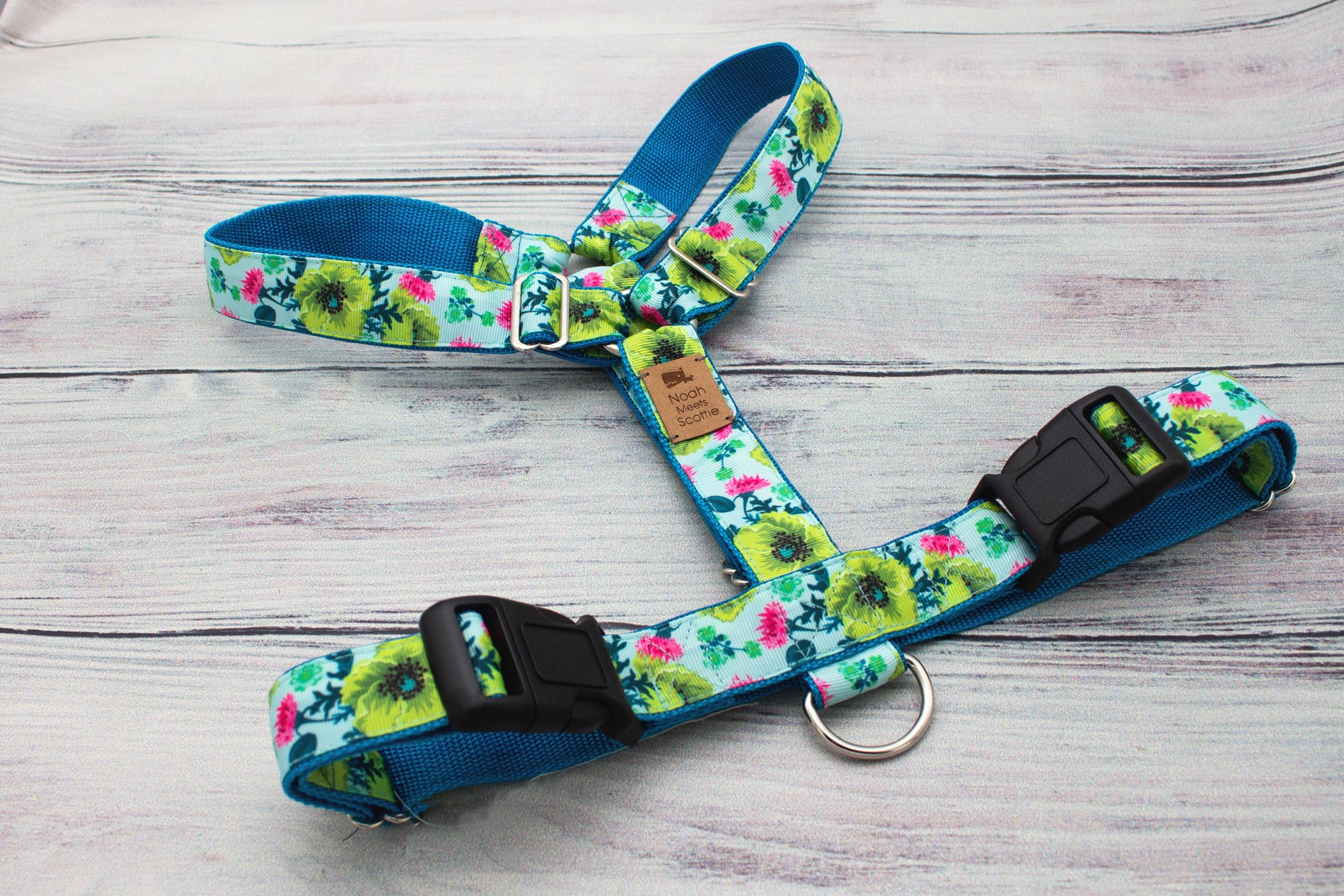 Hundegeschirr mit tropischem Blumenmotiv, fröhlich, bequem und farbenfroh