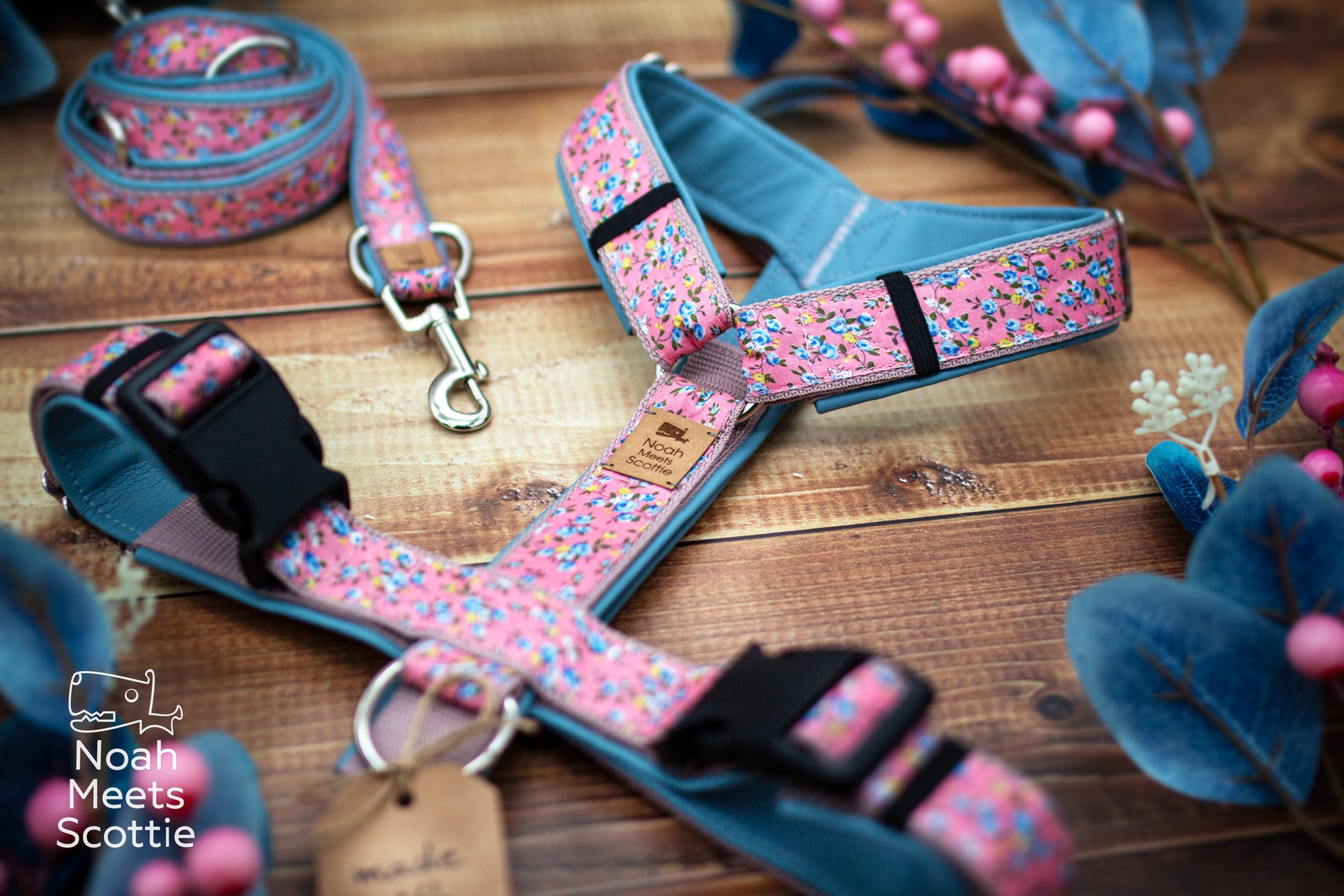 Hundegeschirr mit Blumen in Blau, Weiß, Rosa und Gelb auf rosa Grund mit kleinen grünen Blättern