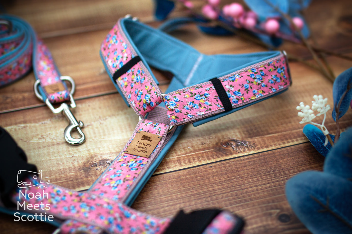 Hundegeschirr mit kleinen Blumen im romantischen Cottage-Stil auf rosa Grund