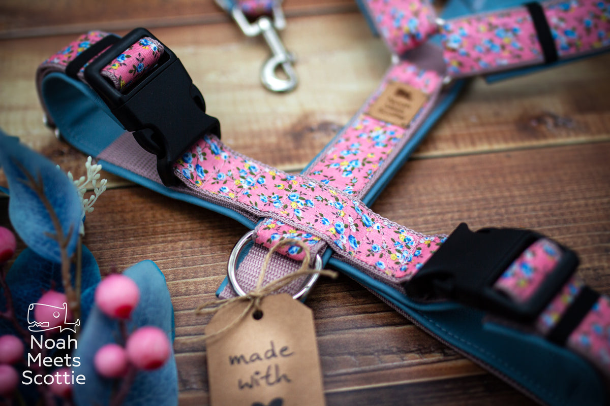 Rosa Hundegeschirr TRULY, MADLY, PICK ME mit vielen kleinen bunten Blumen und floralem Muster