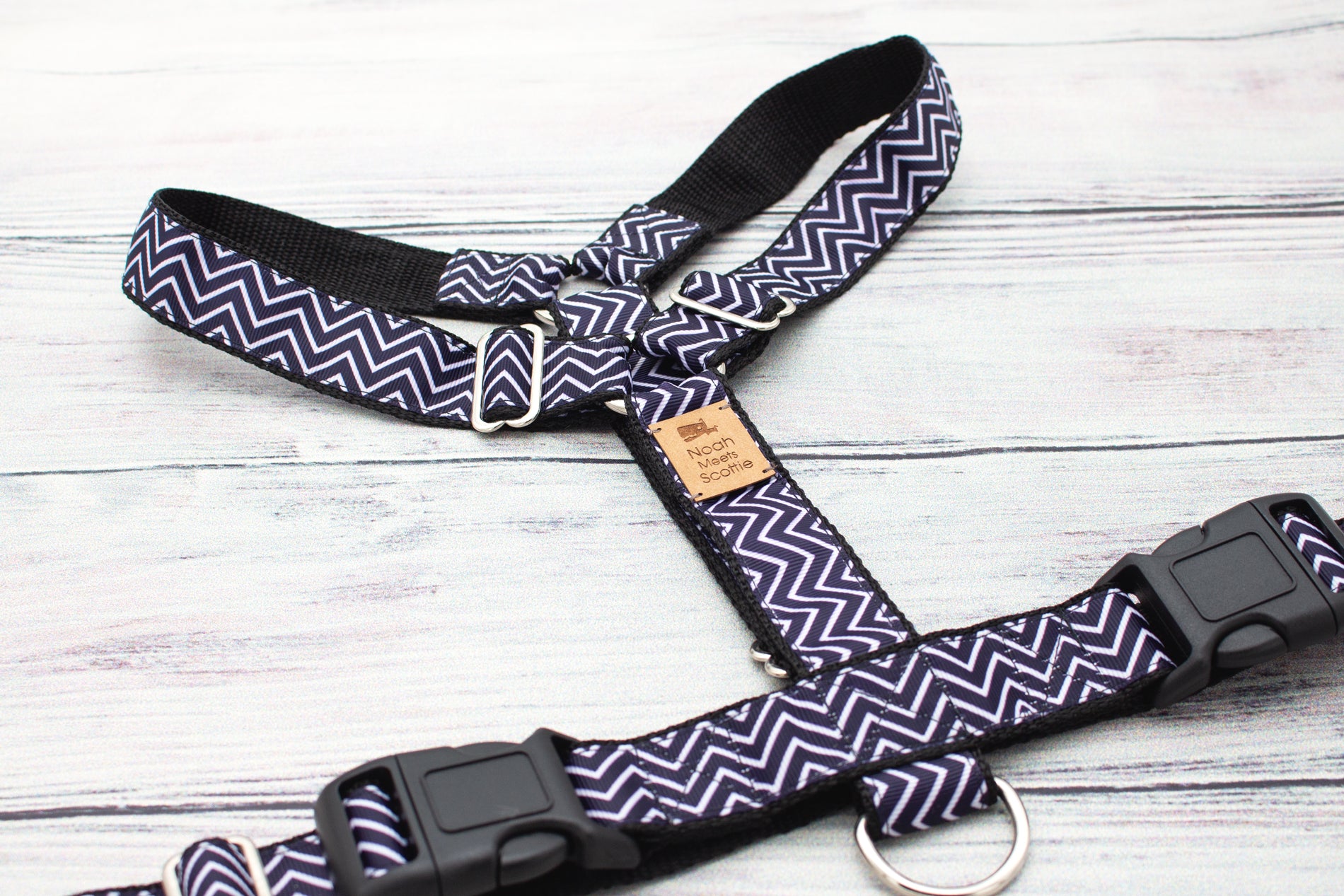 Hundegeschirr URBAN PAW mit Zickzack Muster in Schwarz und Weiß, modern und verstellbar