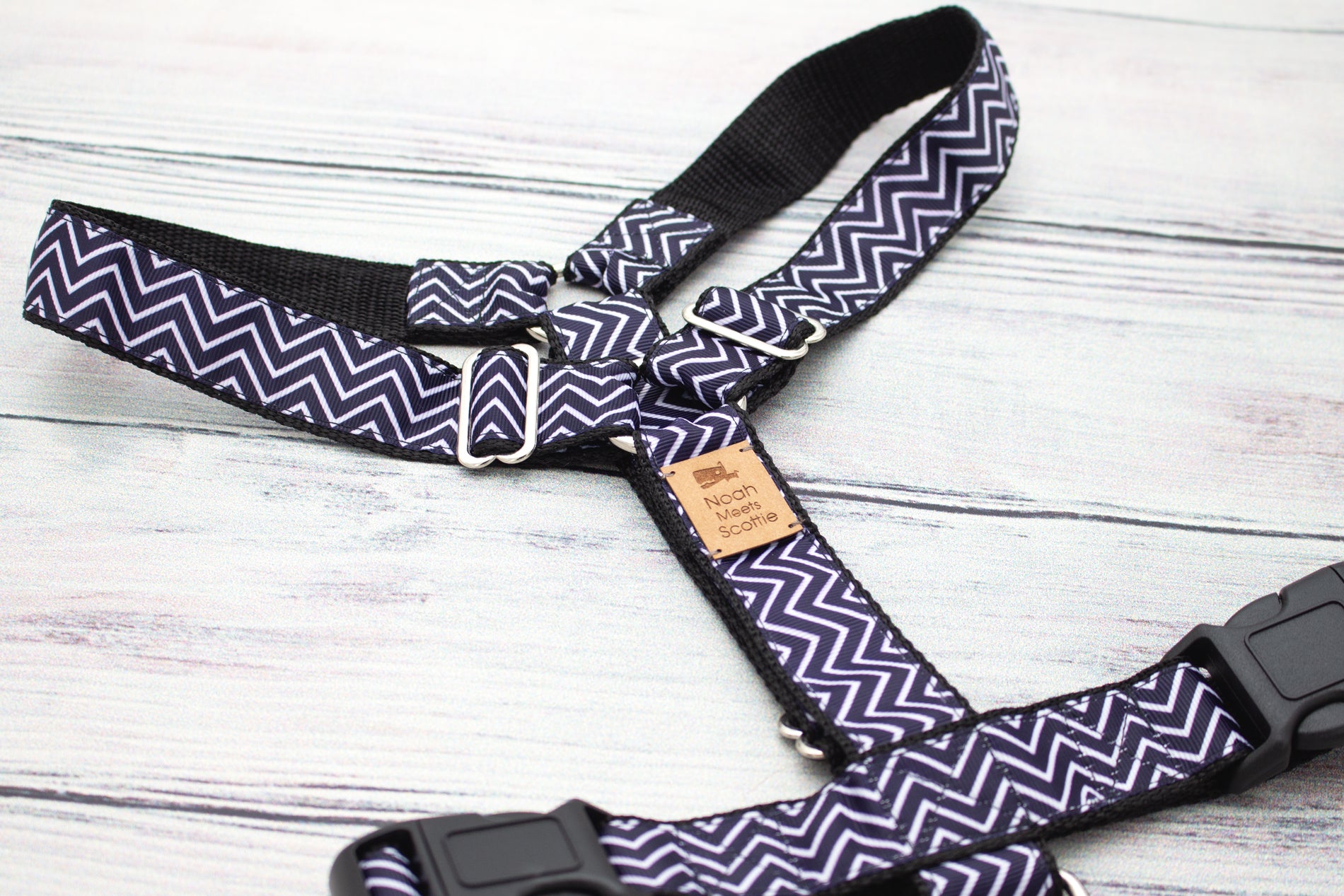 Stilvolles Hundegeschirr URBAN PAW im Schwarz-Weiß Design, leicht und komfortabel