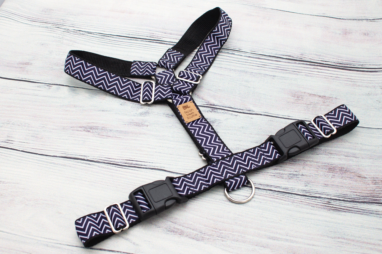 Hundegeschirr URBAN PAW mit modernem Muster, für Hunde mit urbanem Stil