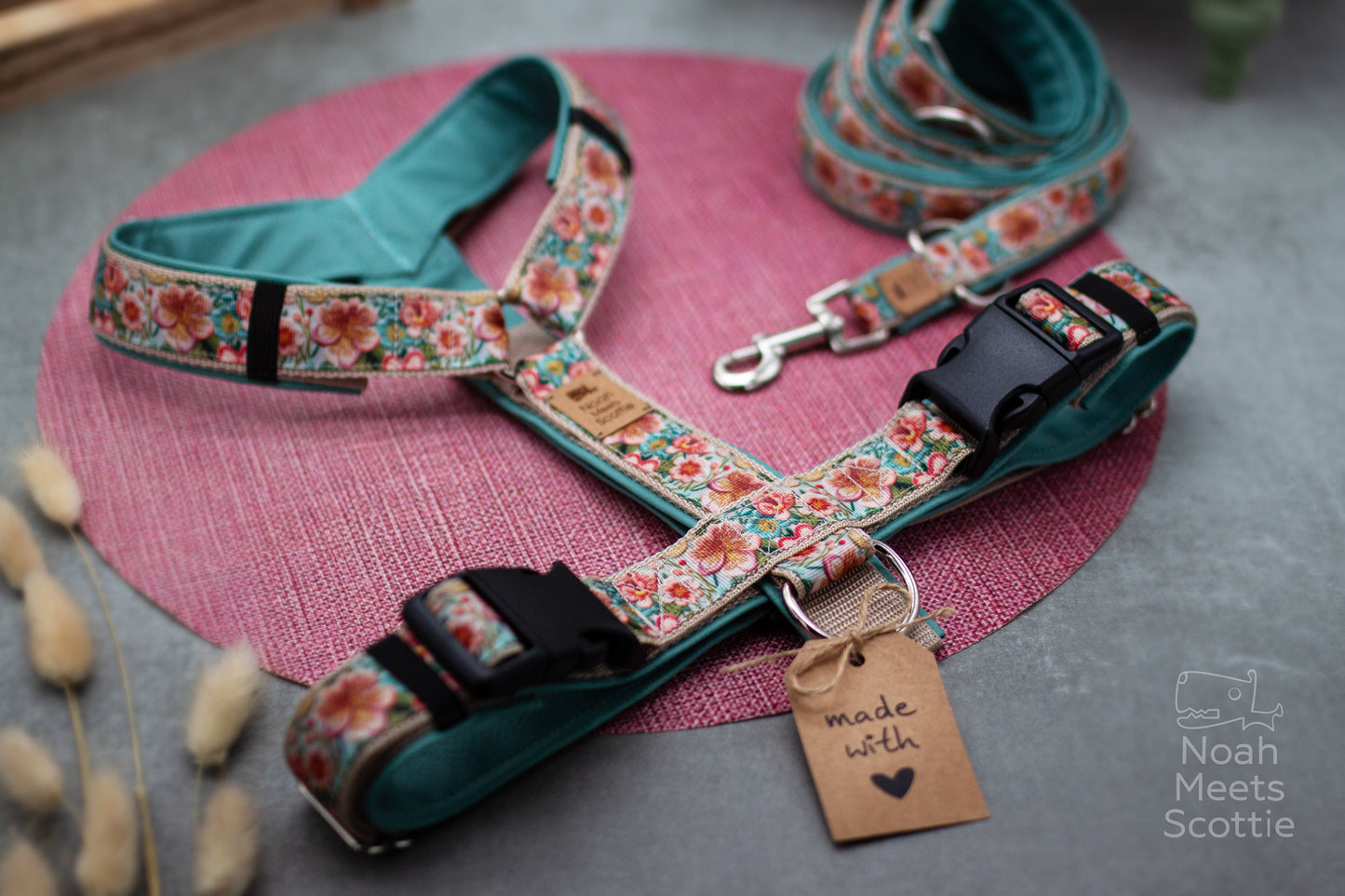 Hundegeschirr Blumenmuster floral rosé mint Detailaufnahme