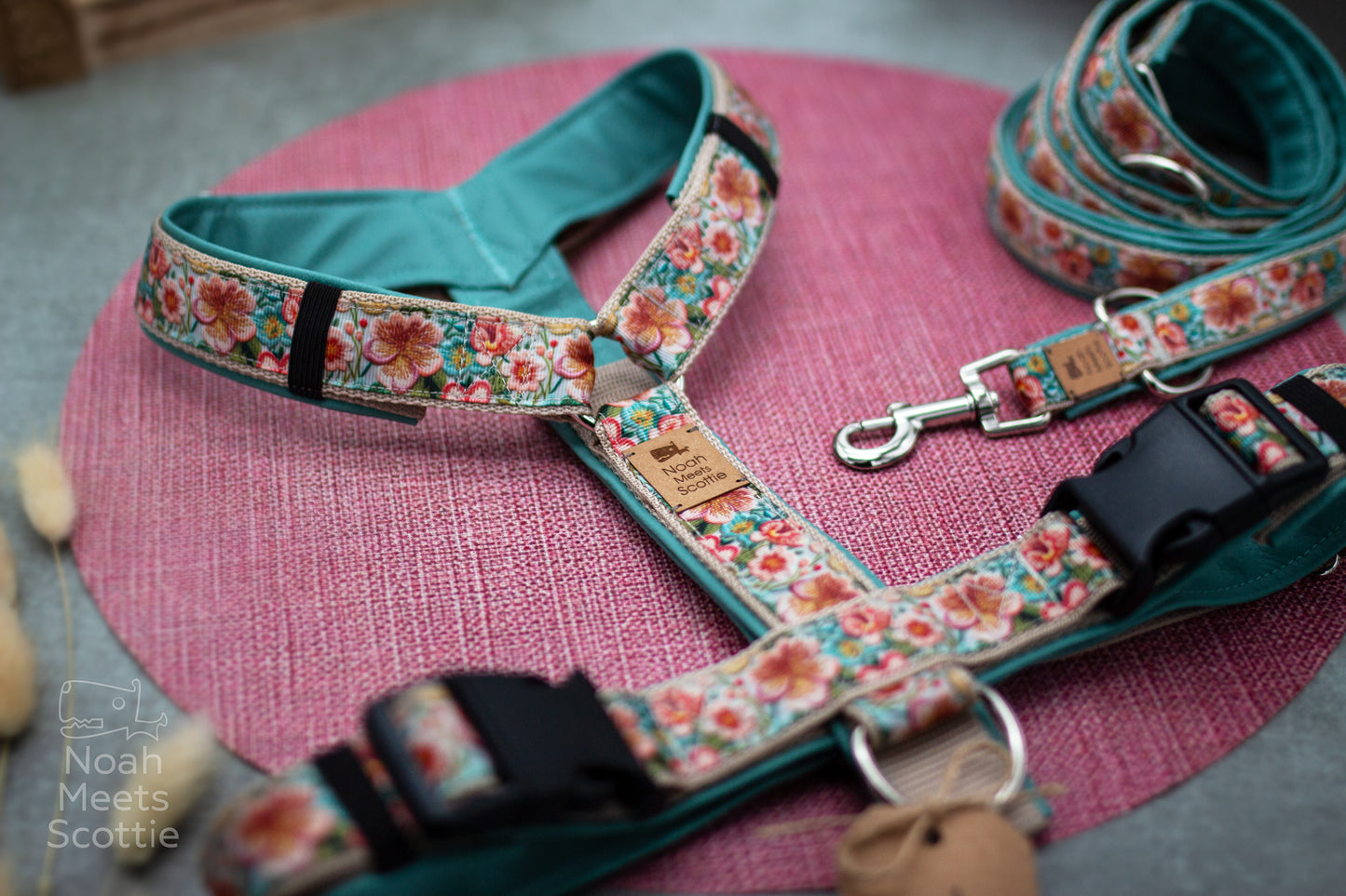 Florales Hundegeschirr mit mintfarbenem Kunstleder Detail