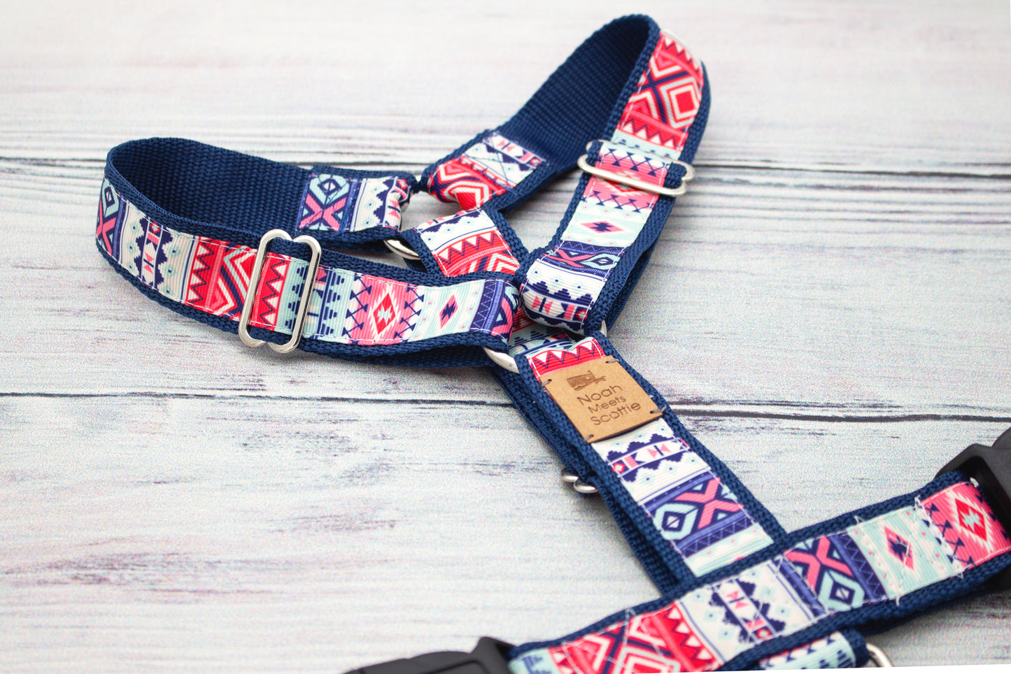 Hundegeschirr VADA mit Ethno Muster in Rot, Blau und Rosa, nordisch inspiriert und verstellbar