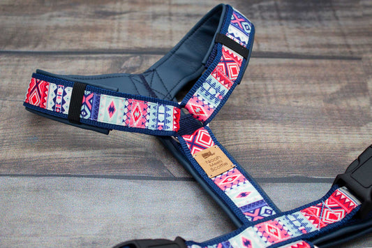 Hundegeschirr mit Norweger-Muster in Blau und Rosa, mit grauer Kunstlederfütterung