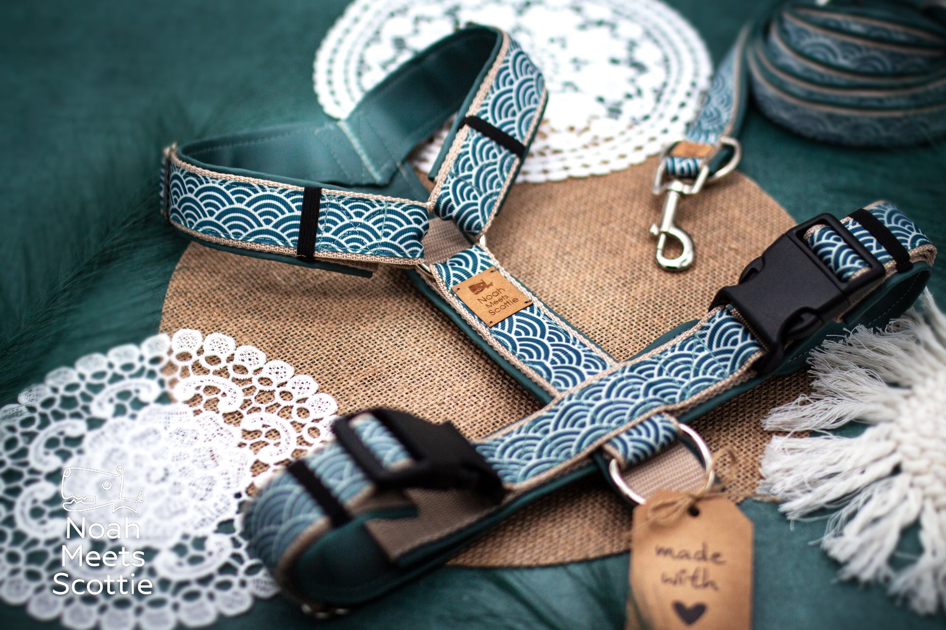 Blaues Hundegeschirr Apollo mit geschwungenem maritimem Wellenmuster auf warmem beigefarbenem Untergrund