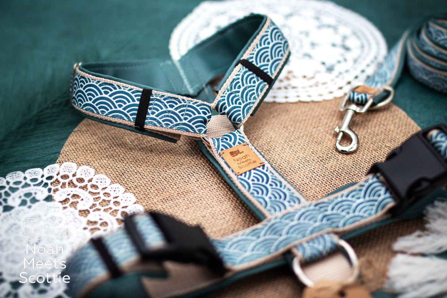 Hundegeschirr mit Wellenmuster in verschiedenen Blau- und Türkistönen, inspiriert vom Meer und der griechischen Ägäis