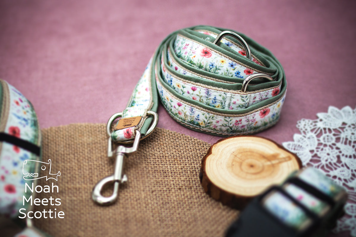 Detailansicht der salbeigrünen Kunstlederpolsterung am handgefertigten Hundegeschirr mit Blumenmuster.