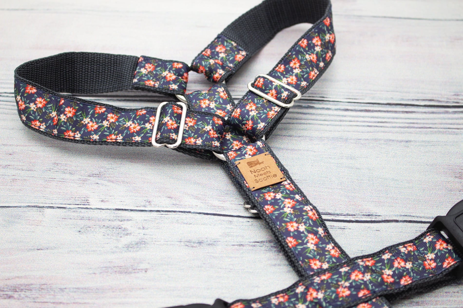 Hundegeschirr WILLOW RUE in Dunkelblau mit roten und weißen Blüten, florales Design, verstellbar und elegant