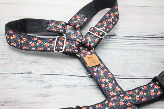 Hundegeschirr WILLOW RUE in Dunkelblau mit roten und weißen Blüten, florales Design, verstellbar und elegant