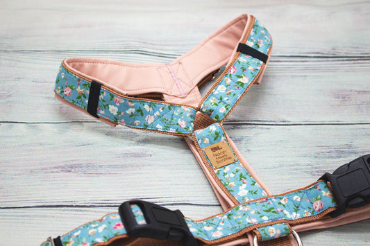 Hundegeschirr Wilma mit Blümchen Muster in Blau und Rosa, rosa Kunstleder gefüttert, gepolstert und verstellbar