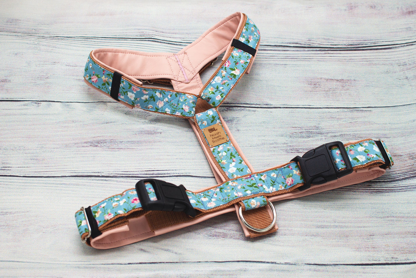 Romantisches Hundegeschirr Wilma, elegantes Brustgeschirr für Hunde mit Blumen Motiv und weicher Polsterung