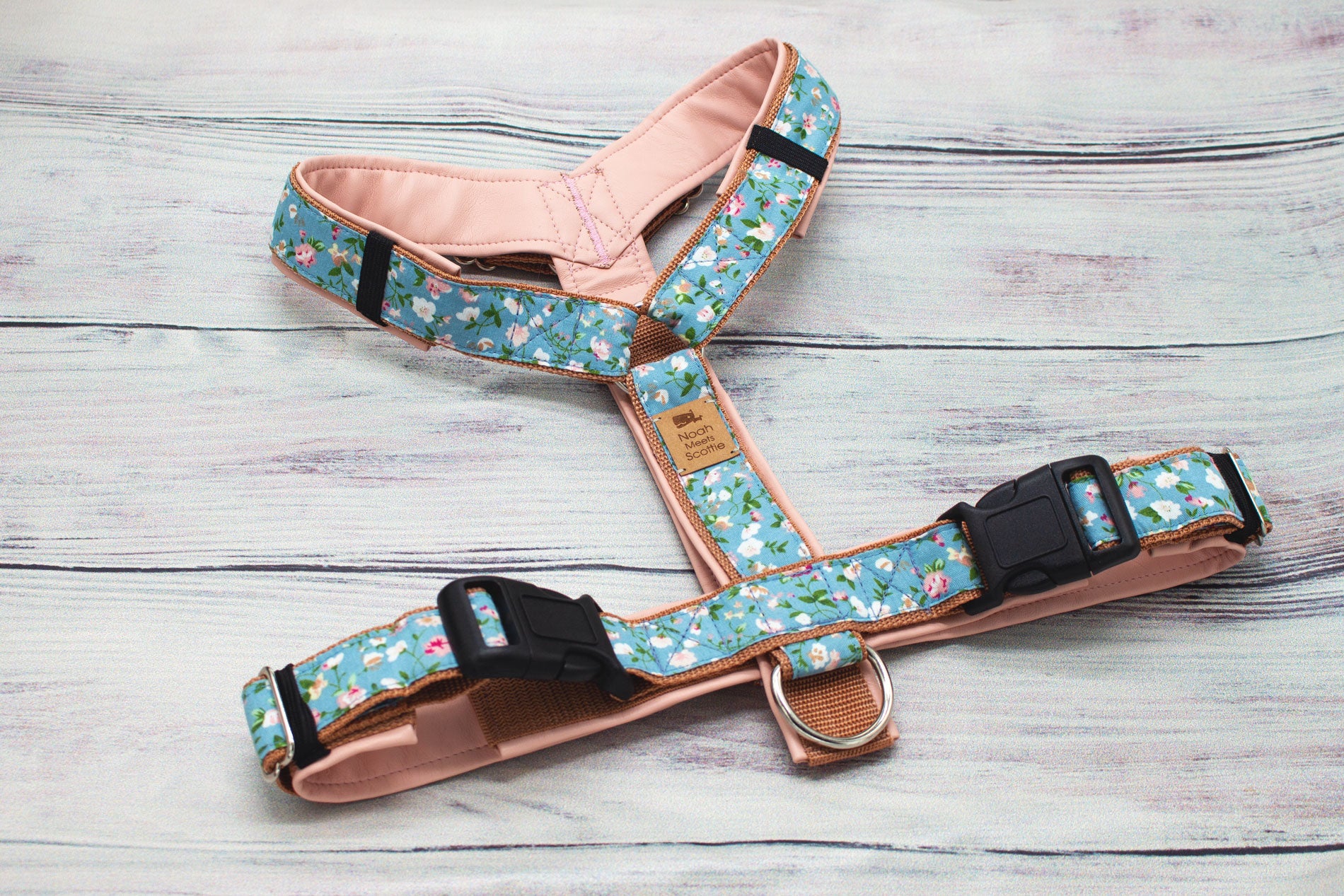 Romantisches Hundegeschirr Wilma, elegantes Brustgeschirr für Hunde mit Blumen Motiv und weicher Polsterung