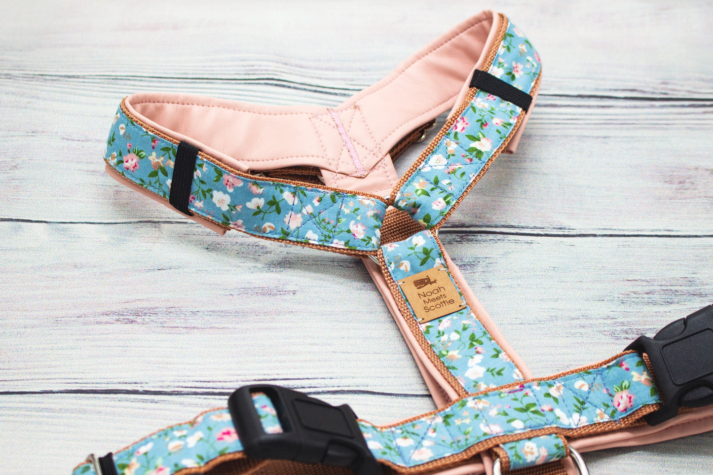 Verstellbares Hundegeschirr Wilma, gepolstert, Blümchen Design blau rosa mit rosa Kunstleder