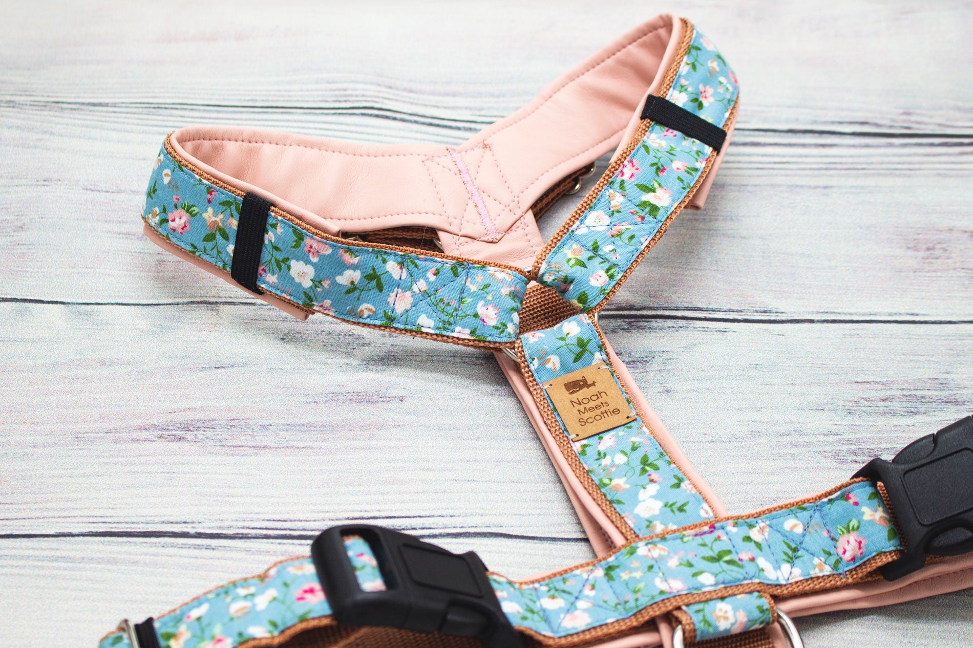 Verstellbares Hundegeschirr Wilma, gepolstert, Blümchen Design blau rosa mit rosa Kunstleder