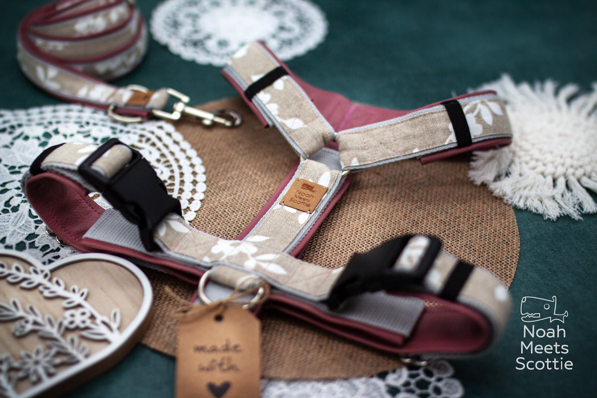 Hundegeschirr mit Blättermuster in Beige und Weiß im natürlichen Landhaus-Look