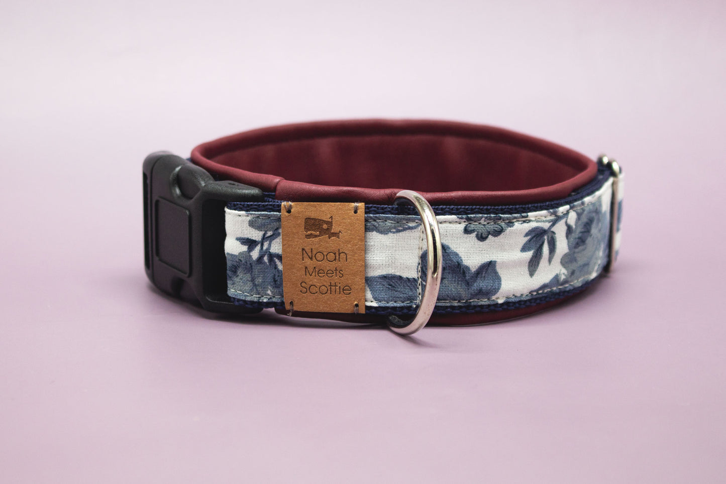 Hundehalsband AGNES mit dunkelblauen Vintage-Rosen und bordeauxrotem Futter