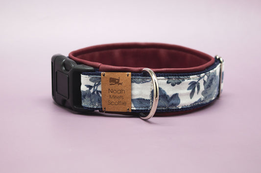 Hundehalsband AGNES mit dunkelblauen Vintage-Rosen und bordeauxrotem Futter
