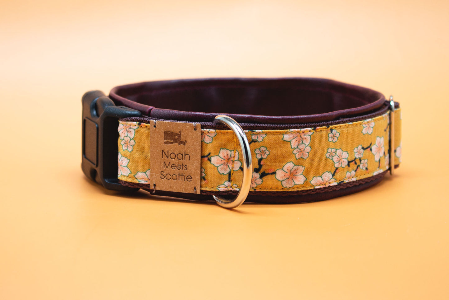 Detail Hundehalsband AMBER – senfgelbes Muster mit Kirschblüten, gefüttert mit bordeauxfarbenem Kunstleder