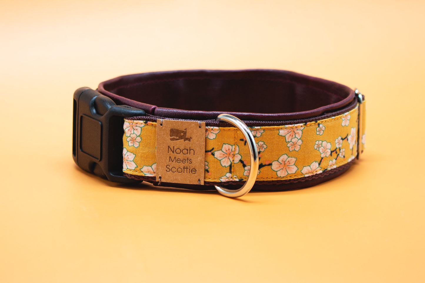 Hundehalsband AMBER – elegantes Accessoire mit Kirschblüten in Senfgelb und Bordeaux