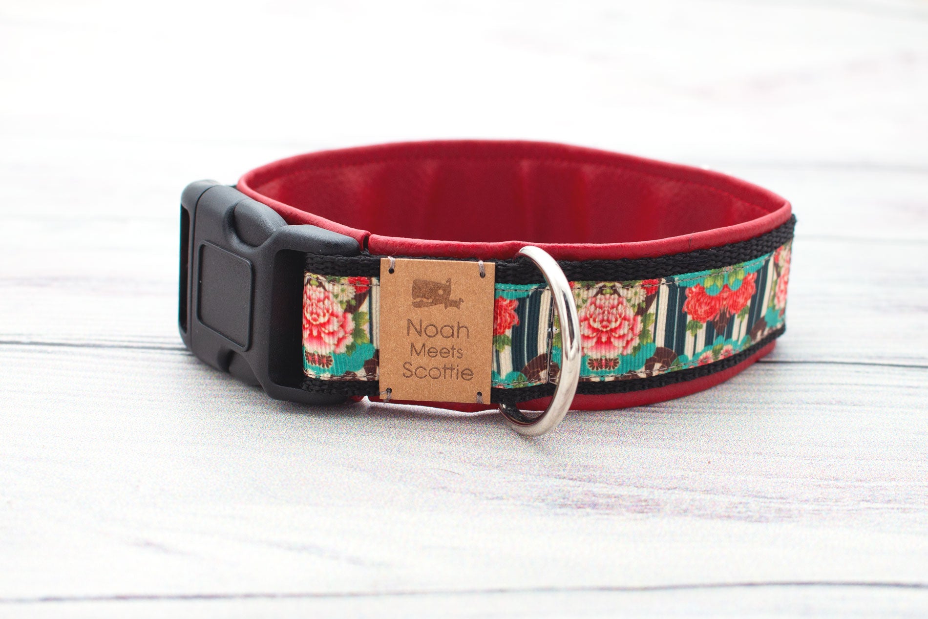 Detailansicht Hundehalsband Amira mit floralem Muster und schwarzer Kunstlederfütterung