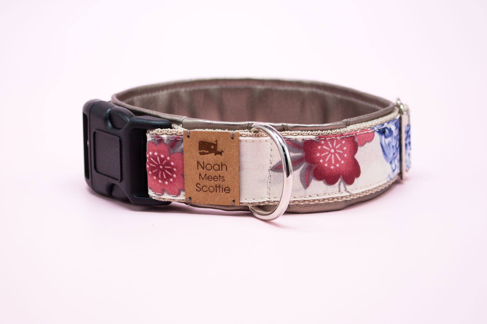 Gepolstertes Hundehalsband Amy, verstellbar, asiatisches Design mit roten Blumen und blauen Vögeln – Vorderansicht