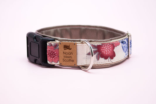 Gepolstertes Hundehalsband Amy, verstellbar, asiatisches Design mit roten Blumen und blauen Vögeln – Vorderansicht