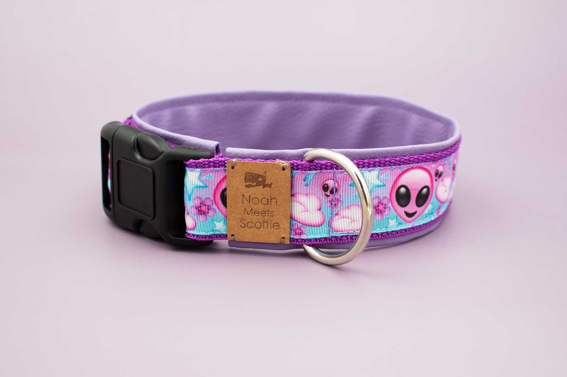 Detailansicht Hundehalsband BELIEVE, weich gefüttert mit fliederfarbenem Kunstleder