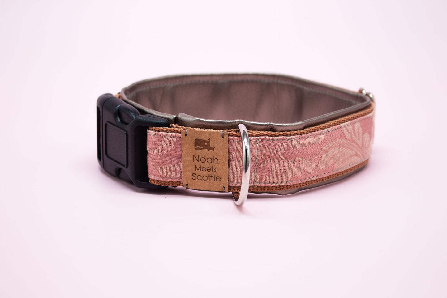 Gepolstertes Hundehalsband Belle, verstellbar, barockes Blumenmuster in Altrosa und Gold – Vorderansicht