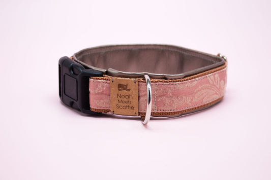 Gepolstertes Hundehalsband Belle, verstellbar, barockes Blumenmuster in Altrosa und Gold – Vorderansicht
