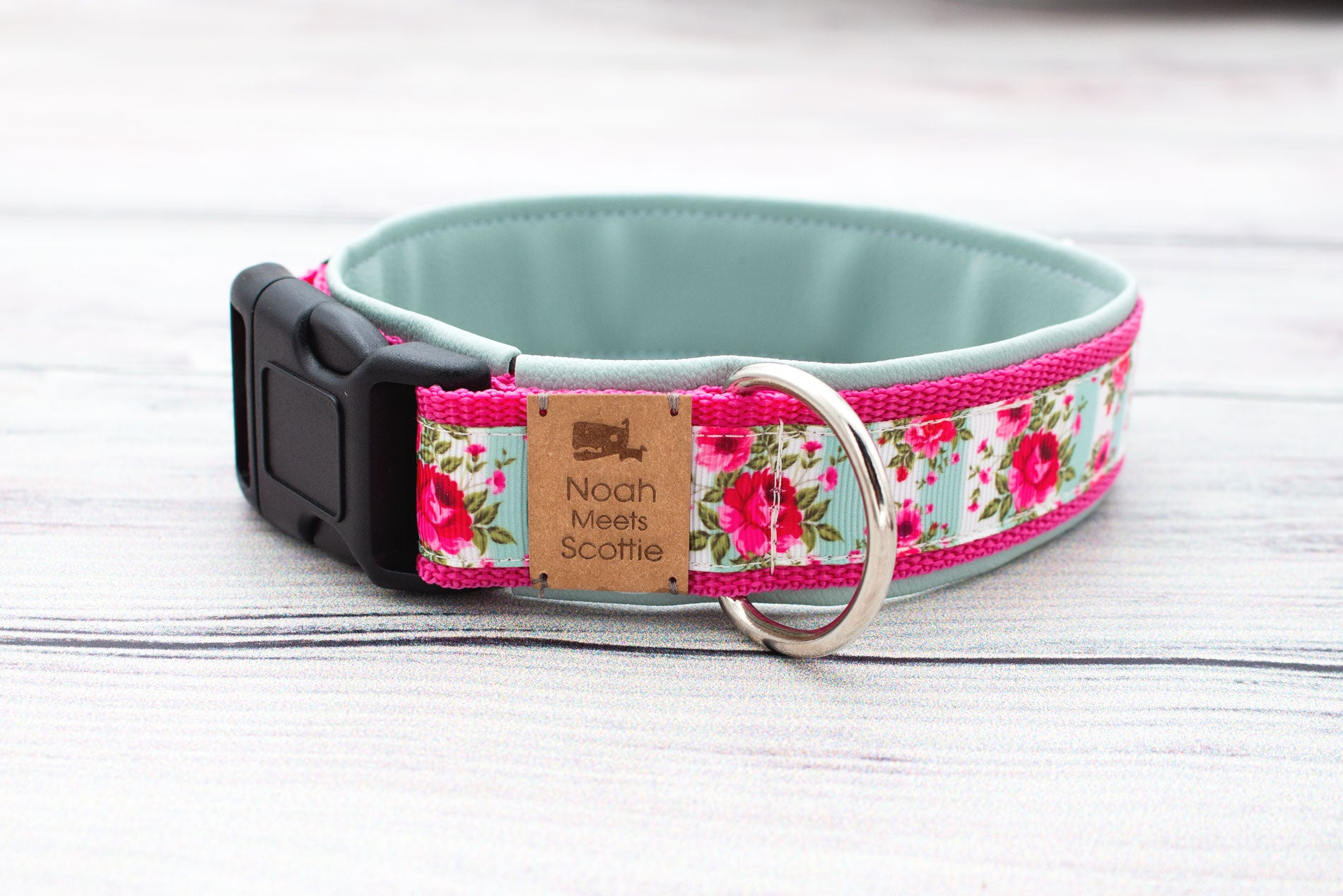 Seitenansicht Hundehalsband BETTY, romantisch im Landhausstil mit Rosenmuster