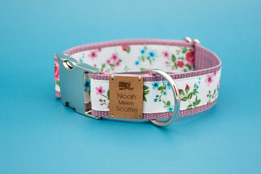 Hundehalsband BLÜTENGEFLÜSTER mit Blumenmuster in Altrosa und Weiß, romantisch verspielt