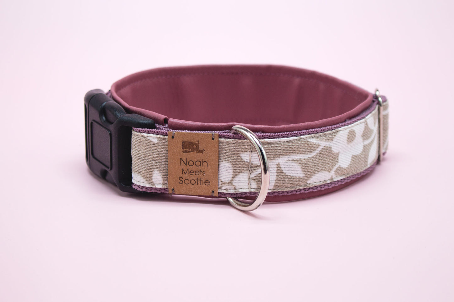 Gepolstertes Hundehalsband Bluma, verstellbar, Leinenoptik mit weißen Blumenranken und altrosa Kunstleder – Vorderansicht