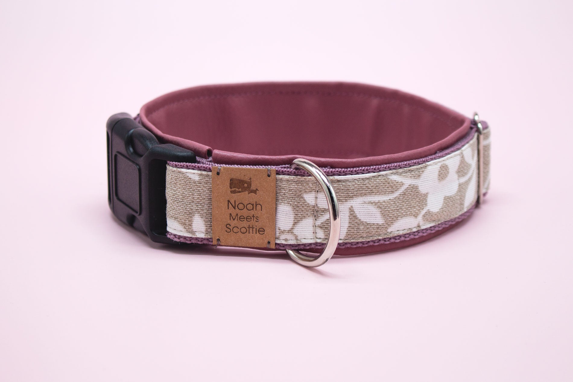 Gepolstertes Hundehalsband Bluma, verstellbar, Leinenoptik mit weißen Blumenranken und altrosa Kunstleder – Vorderansicht