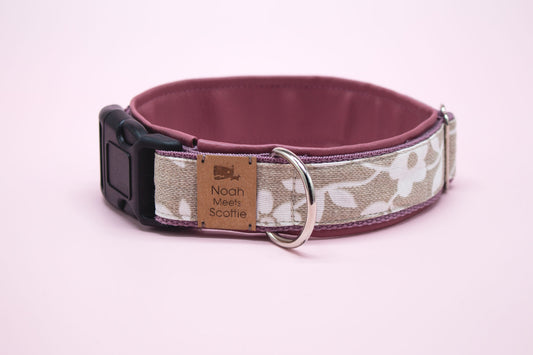 Gepolstertes Hundehalsband Bluma, verstellbar, Leinenoptik mit weißen Blumenranken und altrosa Kunstleder – Vorderansicht