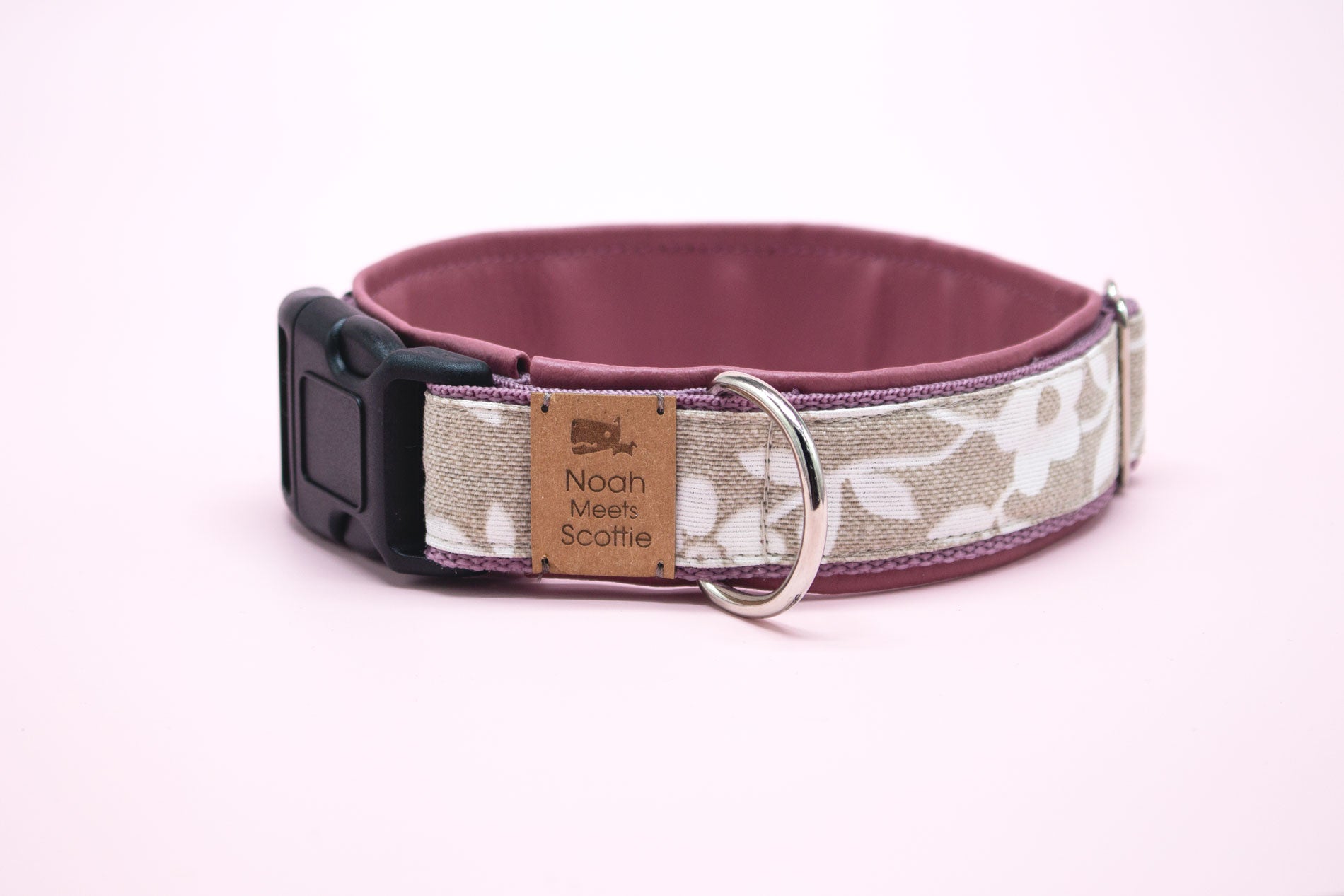 Seitenansicht Hundehalsband Bluma, gepolstert, Leinenoptik mit weißen Blumenranken und altrosa Kunstleder
