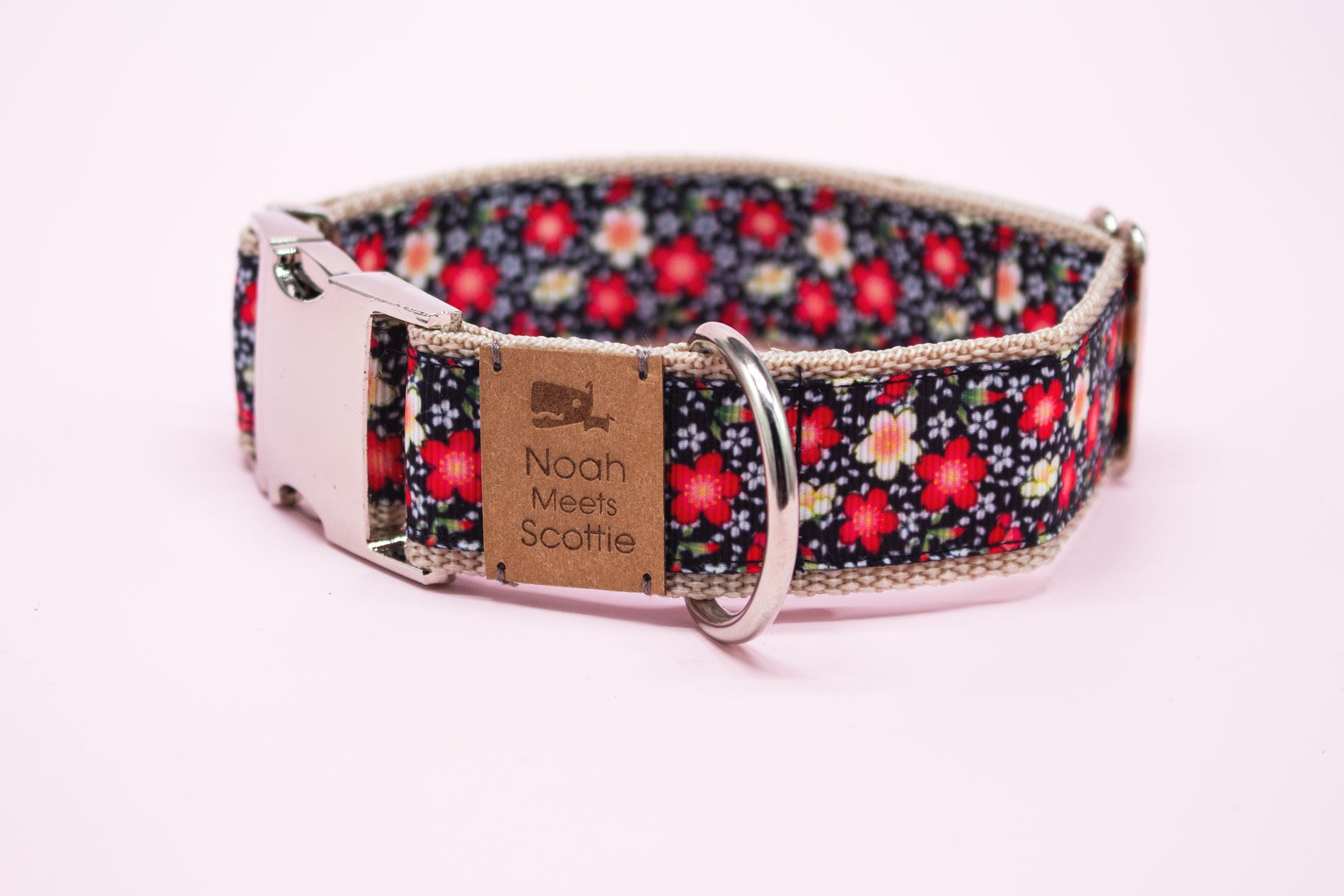 Hundehalsband mit Blumenmuster in Rot, Beige, Schwarz und Weiß, verspielt und romantisch
