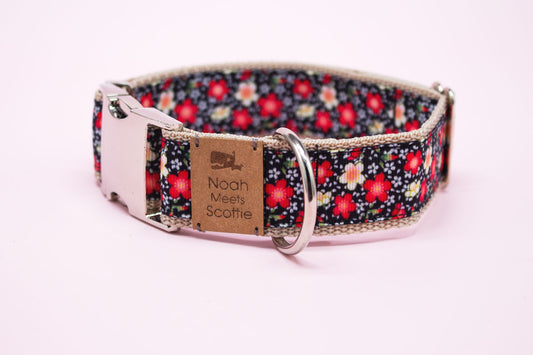 Hundehalsband mit Blumenmuster in Rot, Beige, Schwarz und Weiß, verspielt und romantisch