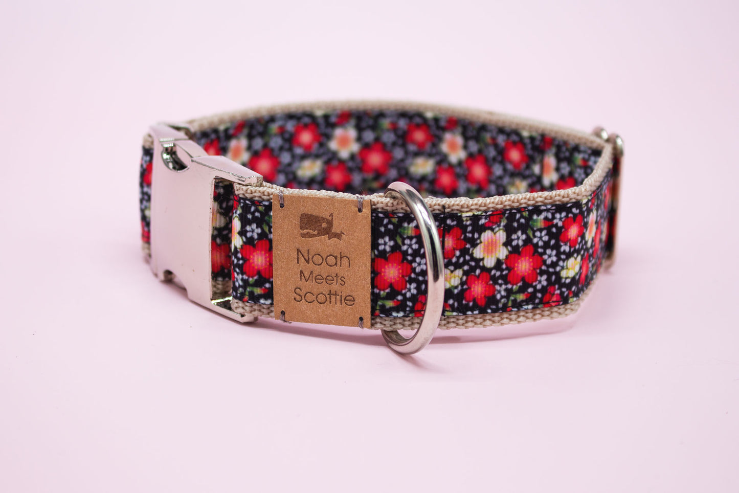 Hundehalsband – dunkler Grund mit roten und weißen Blüten, silberfarbene Metallschnalle