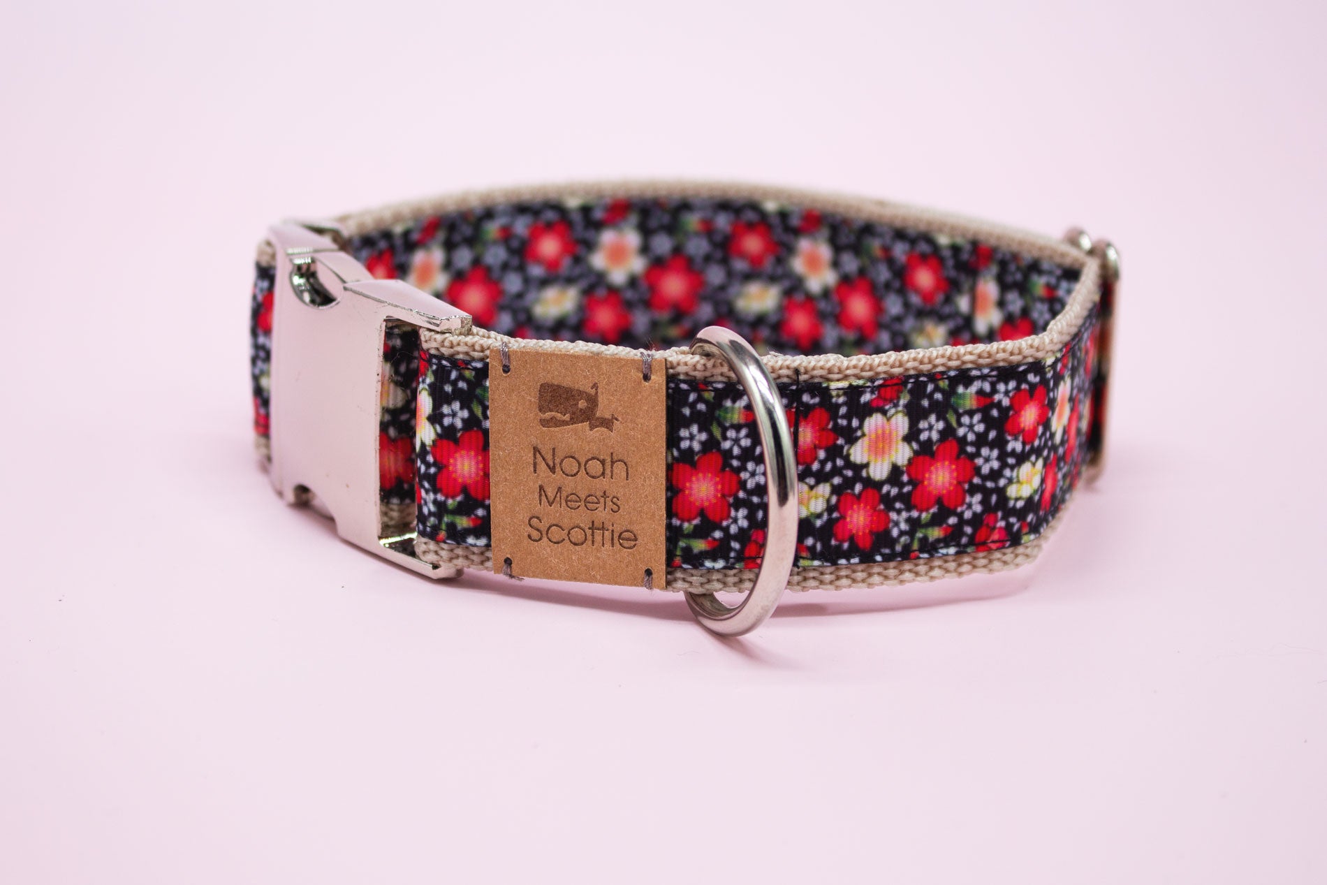Hundehalsband – dunkler Grund mit roten und weißen Blüten, silberfarbene Metallschnalle