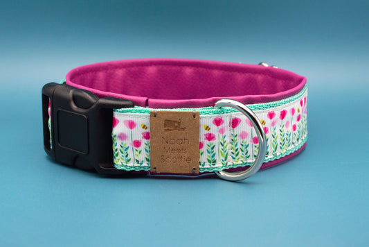 Gepolstertes Hundehalsband Bumble B, verstellbar, pink, Tulpenmuster mit Bienen – Vorderansicht