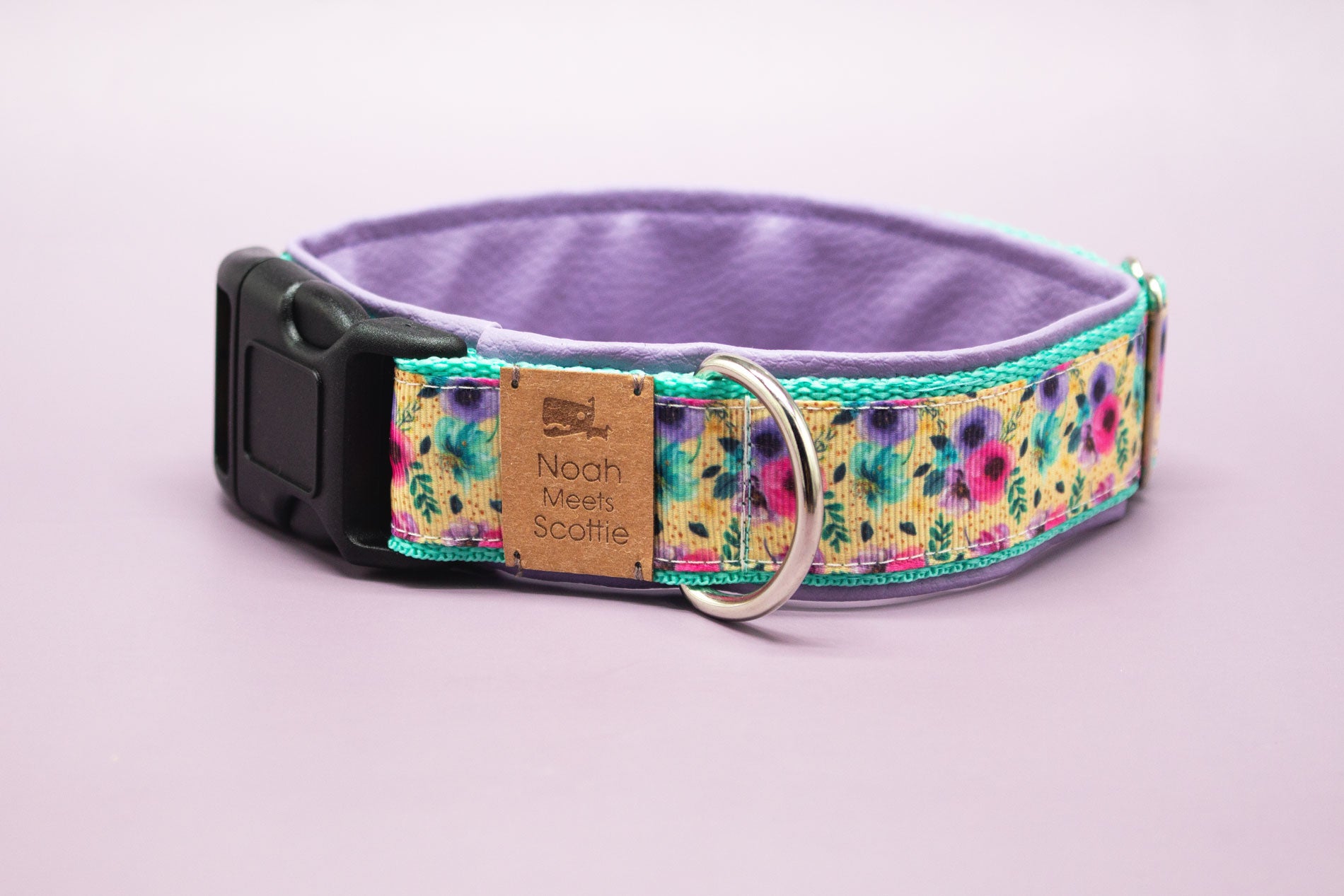 Hundehalsband CARLA mit Blumenmuster in Gelb, Flieder, Mintgrün und Türkis – Frontansicht