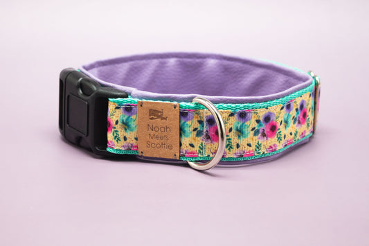 Hundehalsband CARLA mit Blumenmuster in Gelb, Flieder, Mintgrün und Türkis – Frontansicht