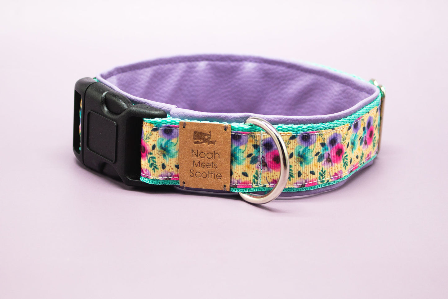 Detail Hundehalsband CARLA – florales Muster in Gelb, Flieder und Mintgrün, weich gefüttert in Flieder