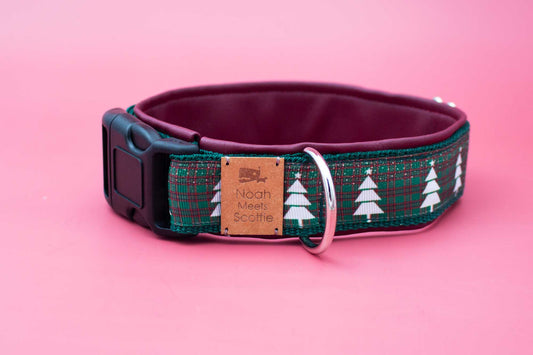 Frontansicht Hundehalsband CAROL im Weihnachtsdesign mit weißen Tannenbäumen und Schottenkaro, weich gefüttert in Weinrot