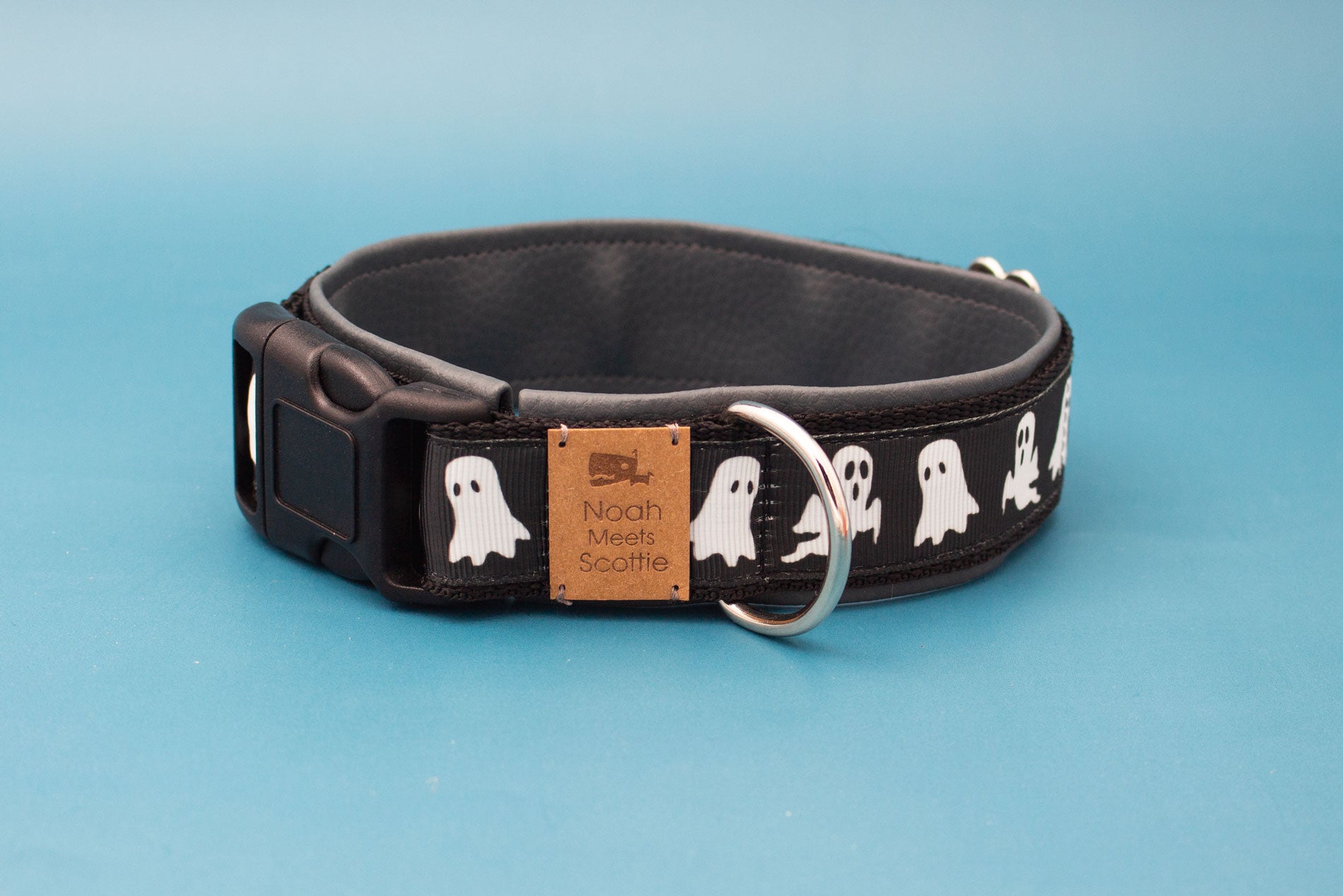 Vorderansicht Hundehalsband Caspar in Schwarz mit weißem Geistermuster und dunkelgrauer Kunstlederfütterung