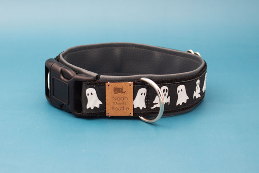 Vorderansicht Hundehalsband Caspar in Schwarz mit weißem Geistermuster und dunkelgrauer Kunstlederfütterung