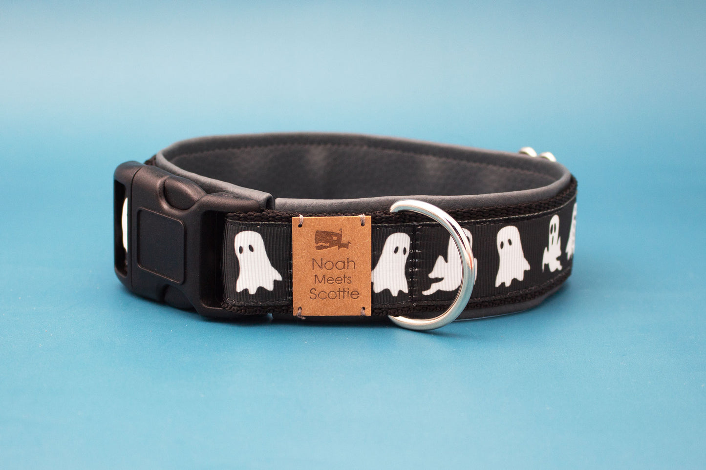 Seitenansicht Hundehalsband Caspar in Schwarz mit weißem Geistermuster und dunkelgrauer Kunstlederfütterung